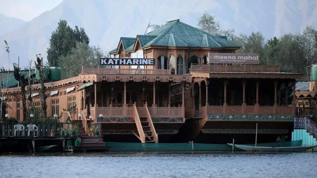 Srinagar, India: Famous for its floating houseboats, Srinagar presents stunning views of snow-capped mountains and features a unique floating vegetable market. Nestled in the Kashmir Valley along the Jhelum River, this scenic destination attracts countless tourists every year.