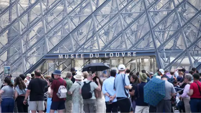 France LouvreTourists wait outside the Louvre museum which failed to open on time Monday, June 16, 2025 in Paris. (AP Photo/Christophe Ena) 