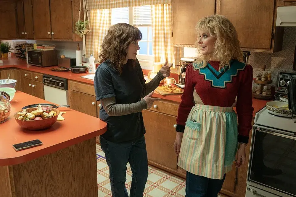W inona Ryder and Cara Buono as in STRANGER THINGS.