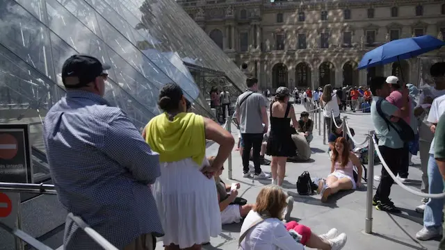 France LouvreTourists wait outside the Louvre museum which failed to open on time Monday, June 16, 2025 in Paris. (AP Photo/Christophe Ena)