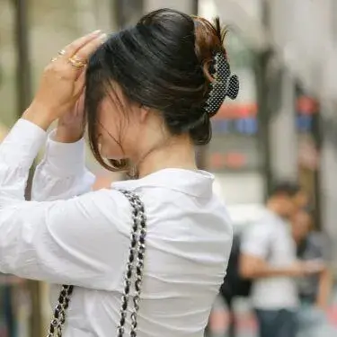 Claw clip hairstyle