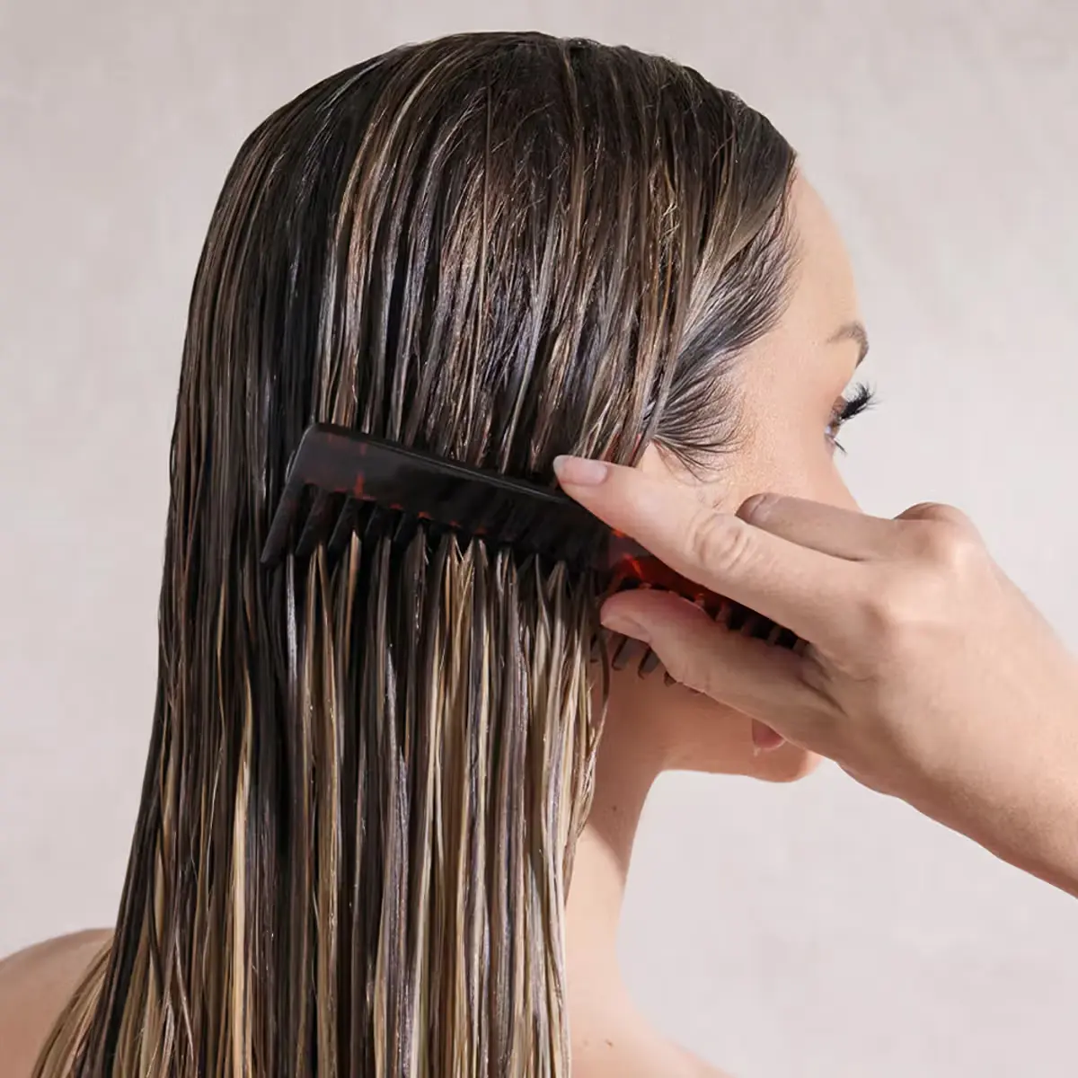 unite-detangler-model-hair