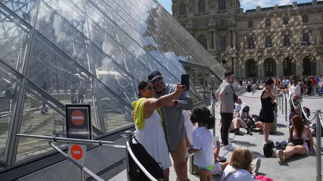 France LouvreTourists wait outside the Louvre museum which failed to open on time Monday, June 16, 2025 in Paris. (AP Photo/Christophe Ena)