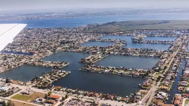 Cape Coral, US: Often referred to as the Waterfront Wonderland, Cape Coral boasts over 400 miles of canals, making it a boater's dream. In this Florida city, residents primarily use boats as their means of transportation, and homes frequently feature private docks. The extensive canal network offers direct access to the Gulf of Mexico, making it ideal for both boating and fishing lovers.