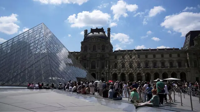 France LouvreTourists wait in line outside the Louvre museum which failed to open on time Monday, June 16, 2025 in Paris. (AP Photo/Christophe Ena)