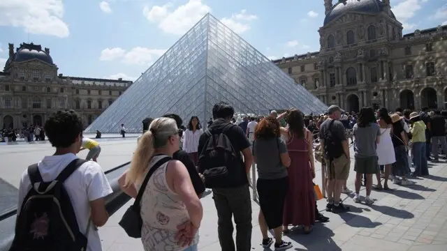 France LouvreTourists wait in line outside the Louvre museum which failed to open on time Monday, June 16, 2025 in Paris. (AP Photo/Christophe Ena)