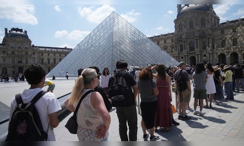 Louvre Museum Closes Due to Employee Strikes Over Overcrowding | In Photos