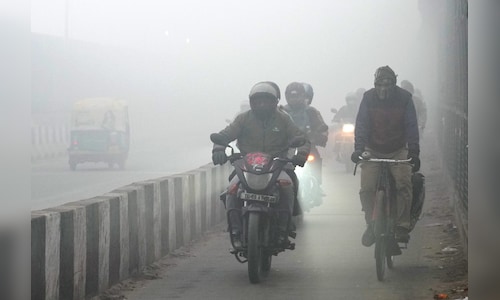 Delhi Suffers from Severe Air Quality as Smog Impedes Travel and Temperatures Drop