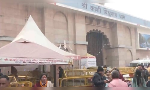 Kashi Vishwanath Temple halts special VIP viewing before New Year celebrations.