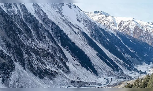 Kashmir's Snowfall Sparks Optimism for Winter Tourism Comeback; Omar Abdullah Claims Readiness of Administration