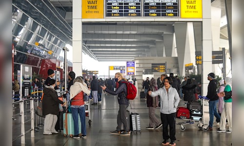 Thick fog disrupts Delhi airport operations: 97 flights canceled, more than 200 delayed.